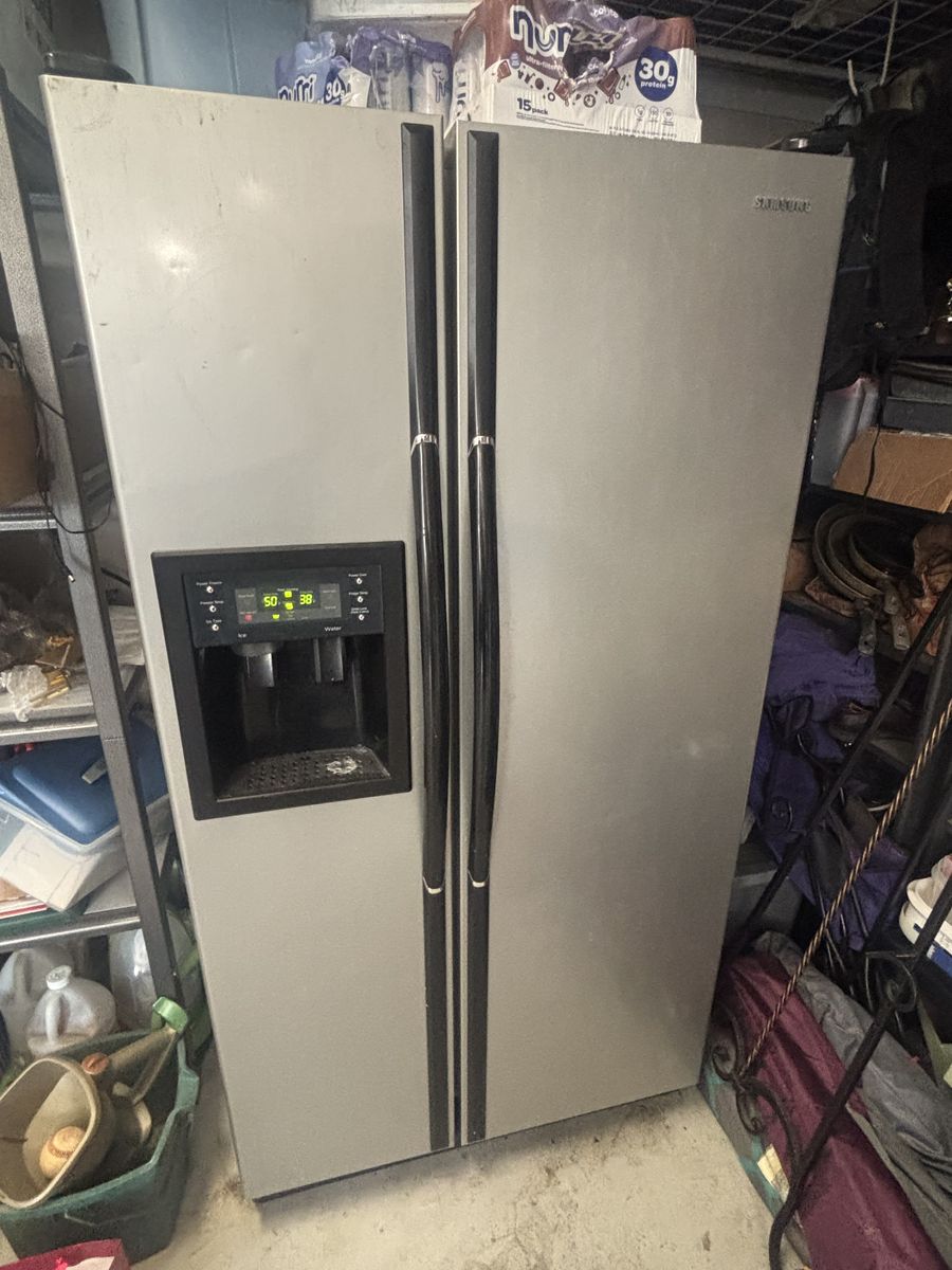 Samsung 25.2 Cu. Ft. Side-by-Side Fridge — Garage Unit!