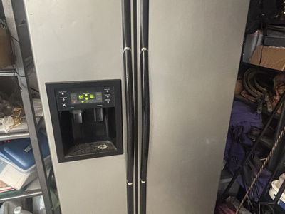 Samsung 25.2 Cu. Ft. Side-by-Side Fridge — Garage Unit!