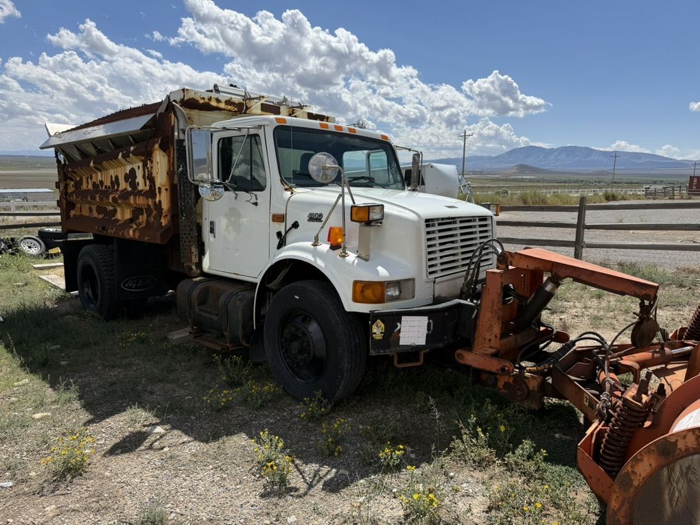 International 4900 plow Truck