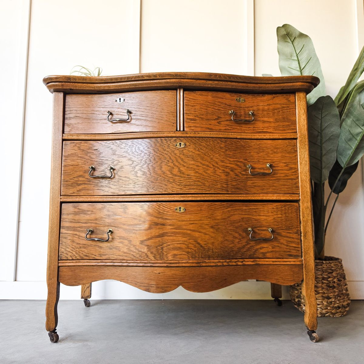 *FREE DELIVERY* Antique Tiger Oak Dresser!