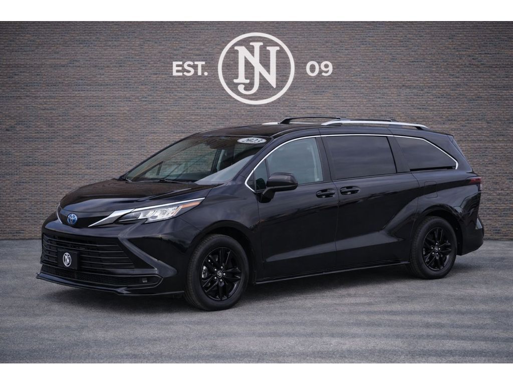 2023 Toyota Sienna LE 8-Passenger