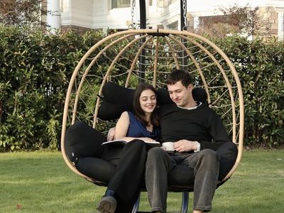 Double swinging egg Chare