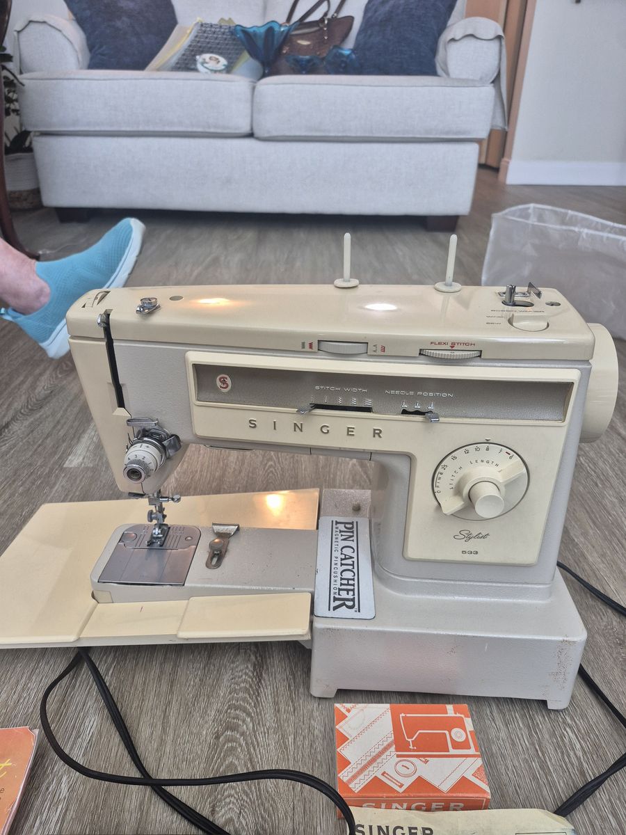 Singer sewing machine model 237 style 533