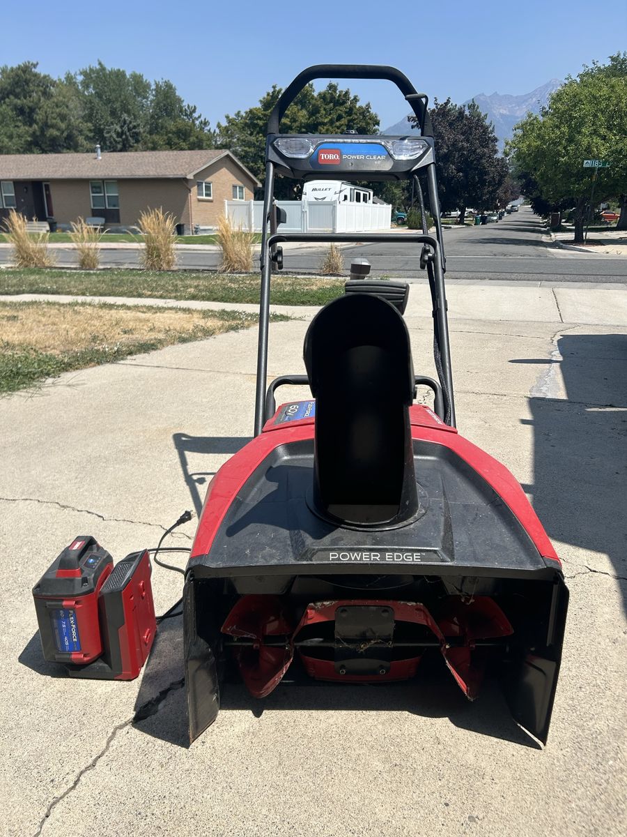Toro Power Clear 60V Max Battery Snow Blower with 7.5Ah Battery & Charger