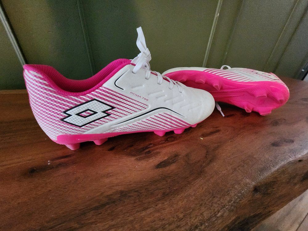 soccer cleats girls 5.5