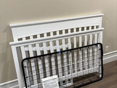 Clean & Sturdy White Baby Crib – Smoke & Pet-Free Home