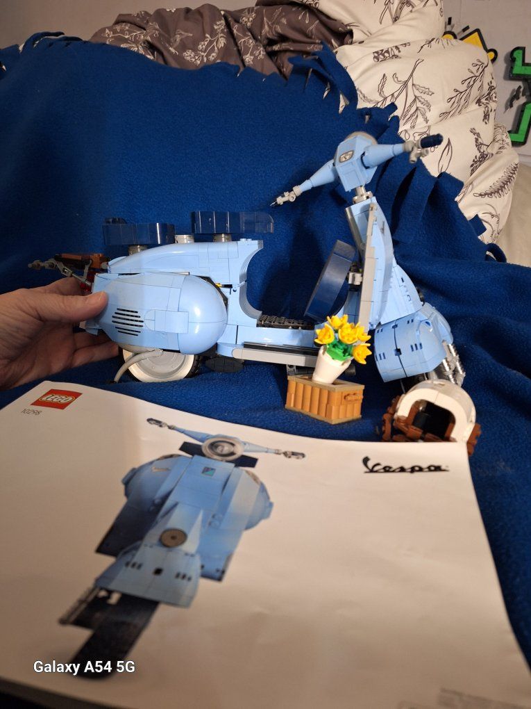 LEGO Creator Expert 10298 Vespa 125 Scooter Building Set - Light Blue Model Kit