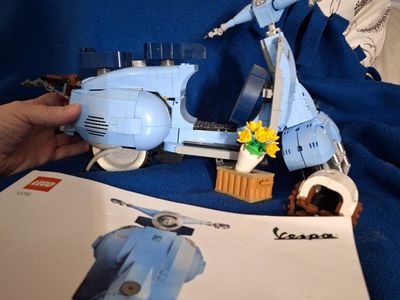 LEGO Creator Expert 10298 Vespa 125 Scooter Building Set - Light Blue Model Kit