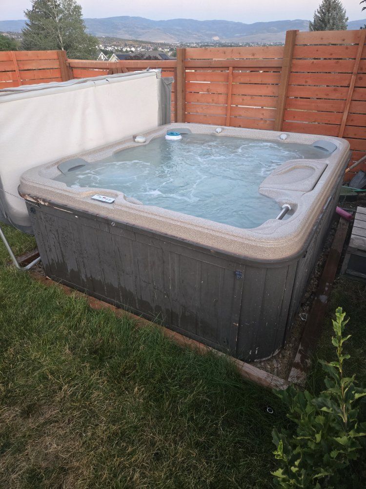 Outdoor Hot Tub Spa with Balboa Electronic Controls and Insulated Cover