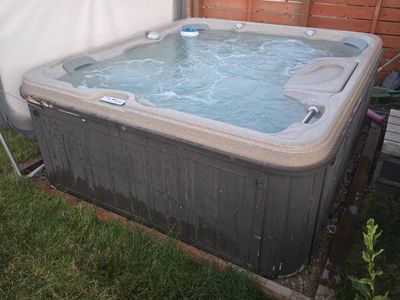 Outdoor Hot Tub Spa with Balboa Electronic Controls and Insulated Cover