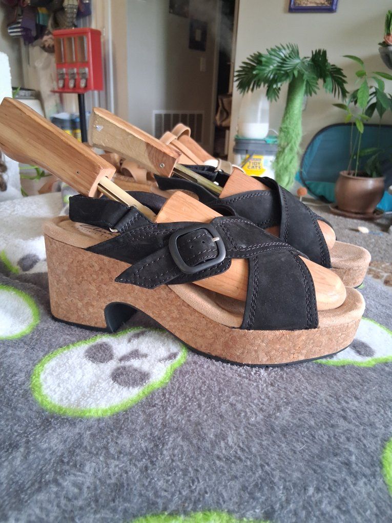 New Clarks shoes sz 8.5