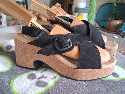 New Clarks shoes sz 8.5