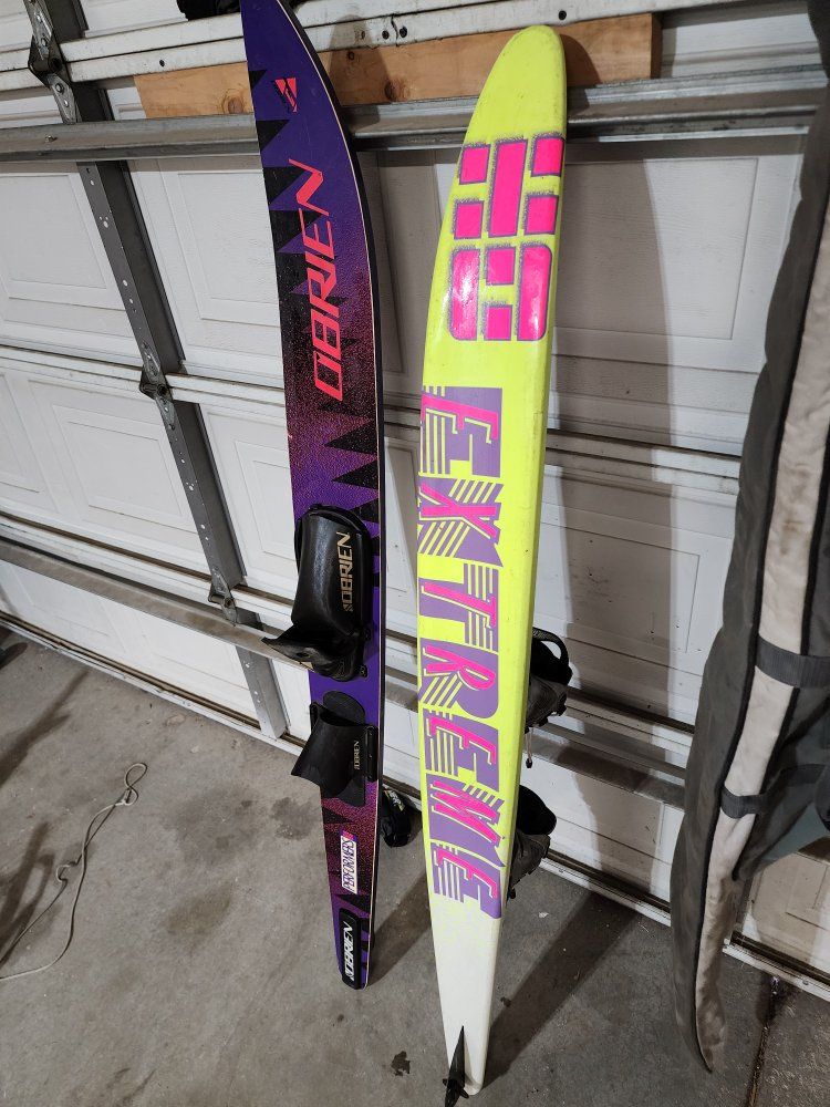Slalom skis with gloves