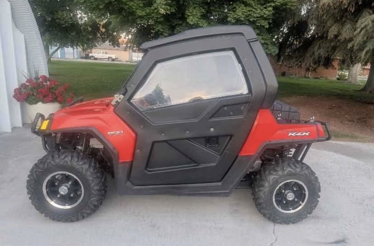 Polaris RZR 800 Side-by-Side UTV with Hard Enclosure Cab