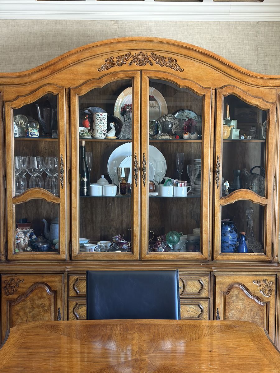 Stanley Furniture Table and Curio Cabinet - Beautiful Condition