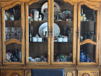 Stanley Furniture Table and Curio Cabinet - Beautiful Condition