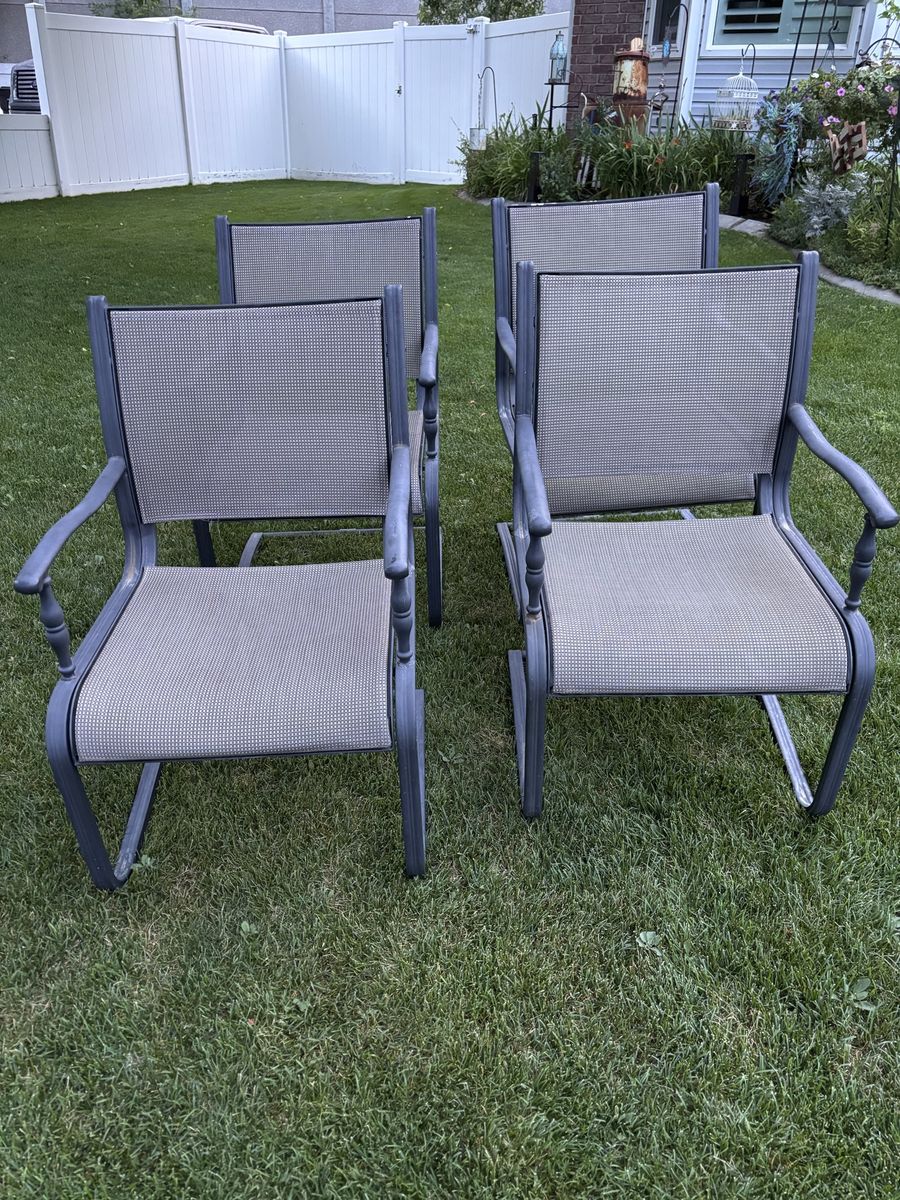 Set of 4 nice patio rocker chairs
