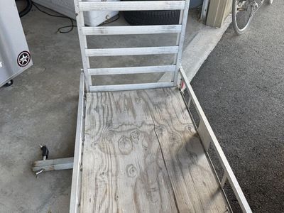 Trailer hitch storage rack with ramp