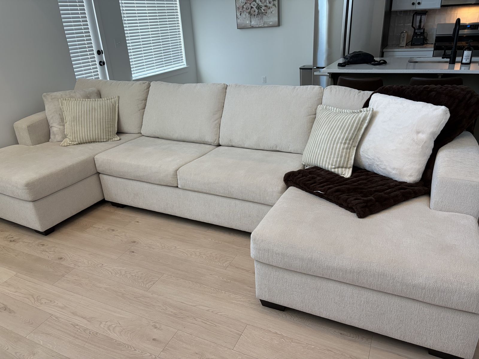Beautiful Cream Colored Sectional Nearly New