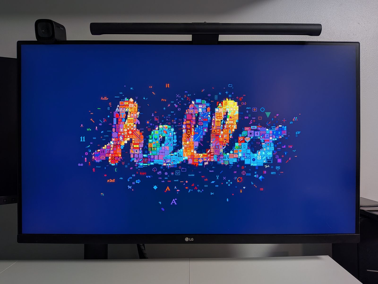 2 LG 32UN880 32" 4K UltraFine Ergo monitors (With monitor arm)