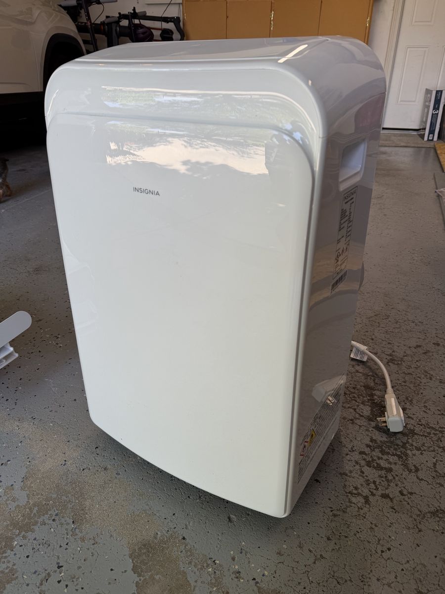 Insignia™ - 350 Sq. Ft. 8,000 BTU Portable Air Conditioner