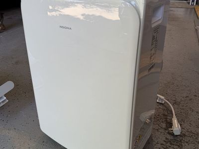 Insignia™ - 350 Sq. Ft. 8,000 BTU Portable Air Conditioner
