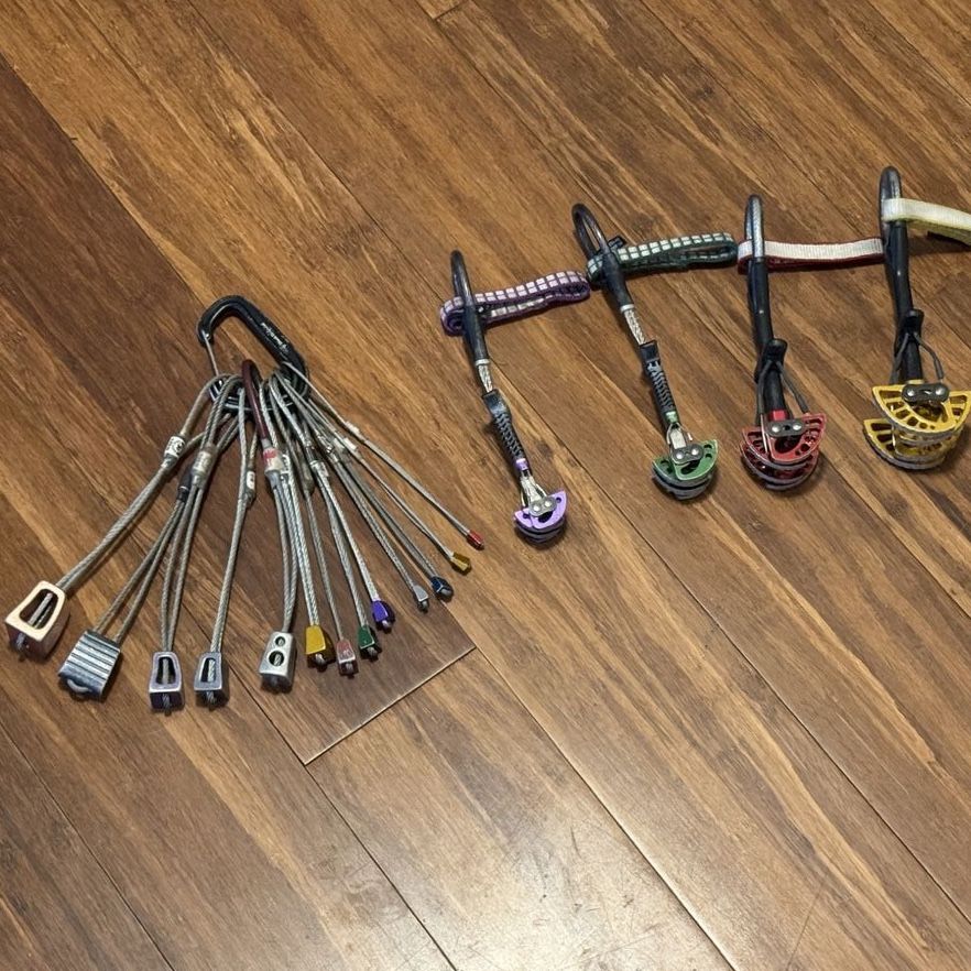 Climbing stopper set and cams set