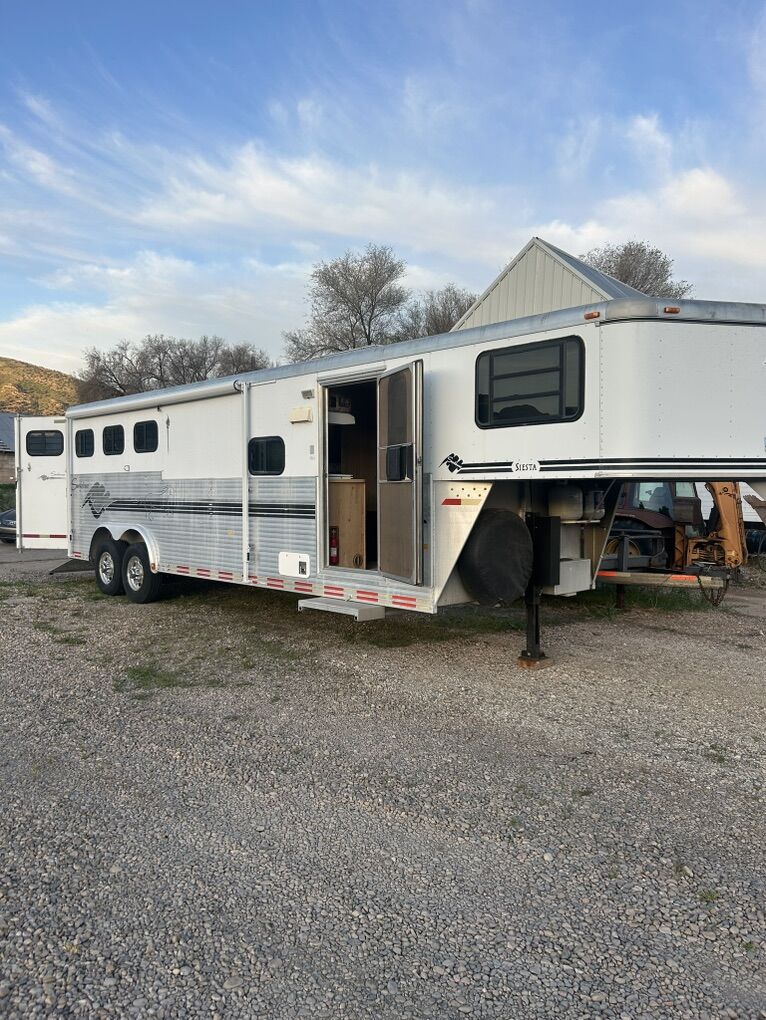 1999 Sundowner Living Quarters Horse Trailer