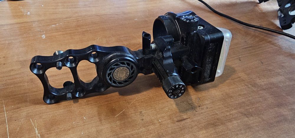 Axcel AccuTouch Carbon Pro Bow Sight - Single Pin, Right Hand, Archery Equipment