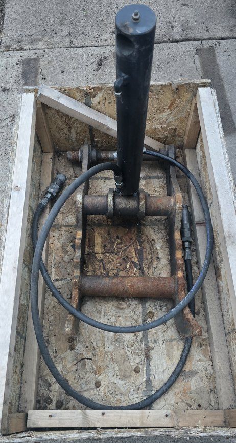 BOBCAT E35 HYDRAULIC THUMB CLAMP