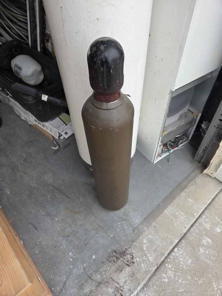 Pure Argon AR 80 welding tank