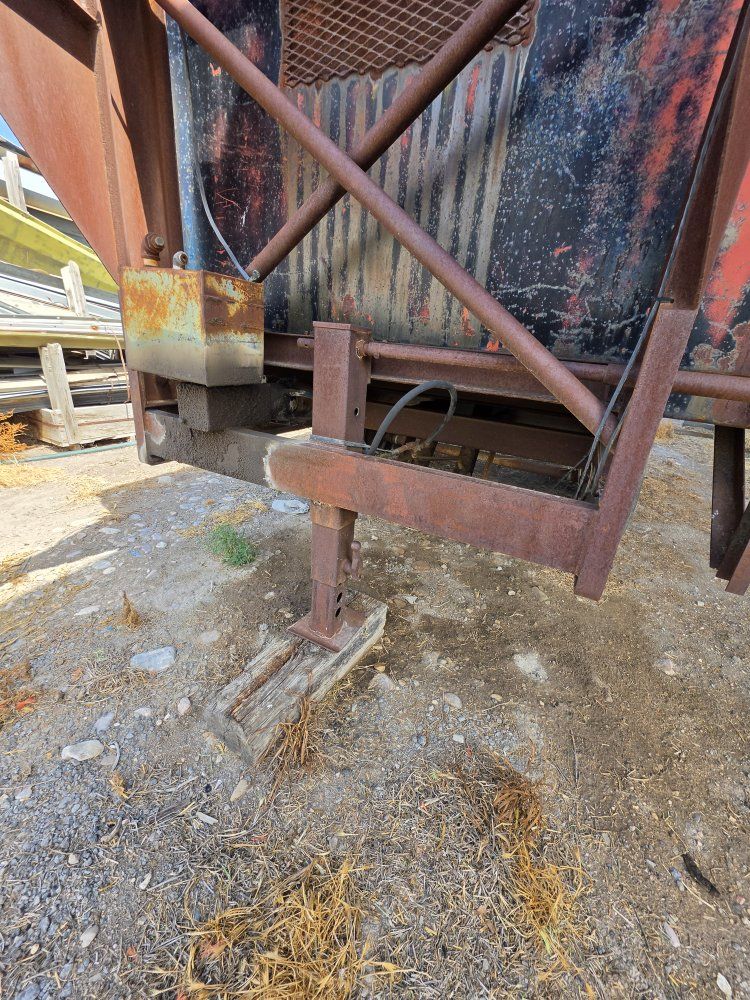 Gooseneck dump trailer and water tank 1100gal
