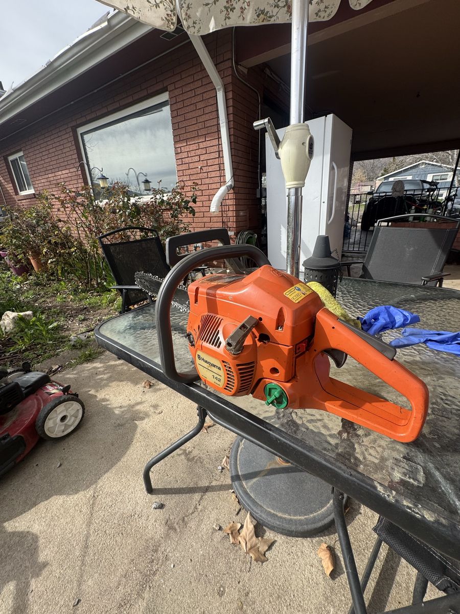 Husqvarna 142 Chainsaw