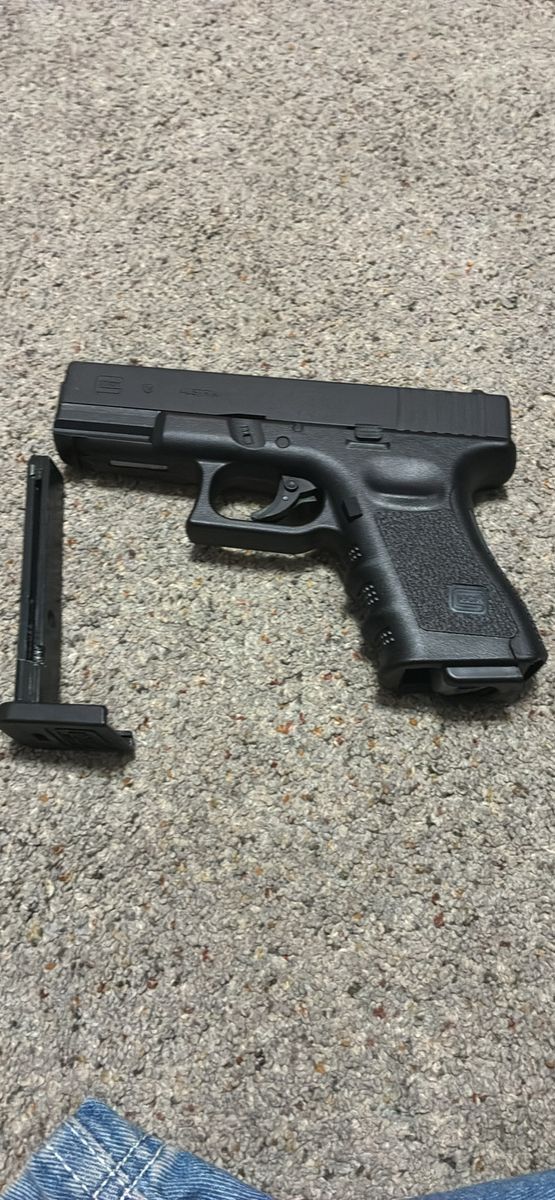 Umarex Licensed Glock 19 Gen 3 metal BB Pistol with Magazine - Black - .177cal