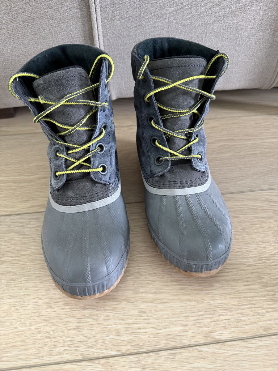 Boys Sorel Snow Boots Size 4