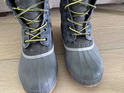 Boys Sorel Snow Boots Size 4