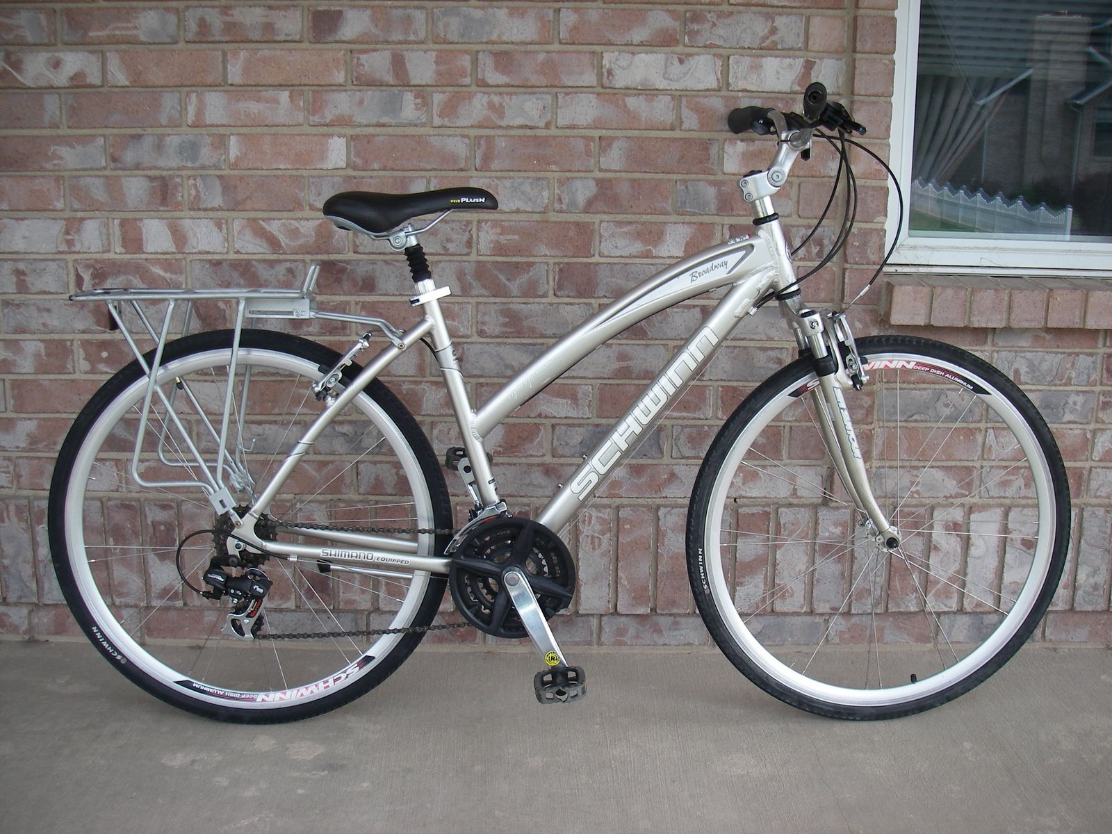 Womens 700C (~ 28" ) Large Aluminum Schwinn BROADWAY Hybrid / Comfort Bike, 21-SPD, Shocks, Luggage Rack