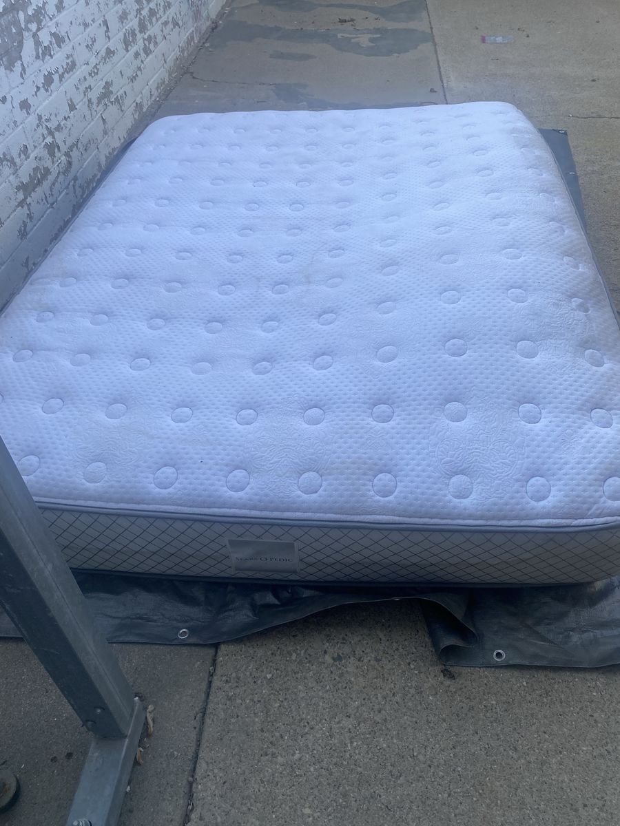  Queen mattress