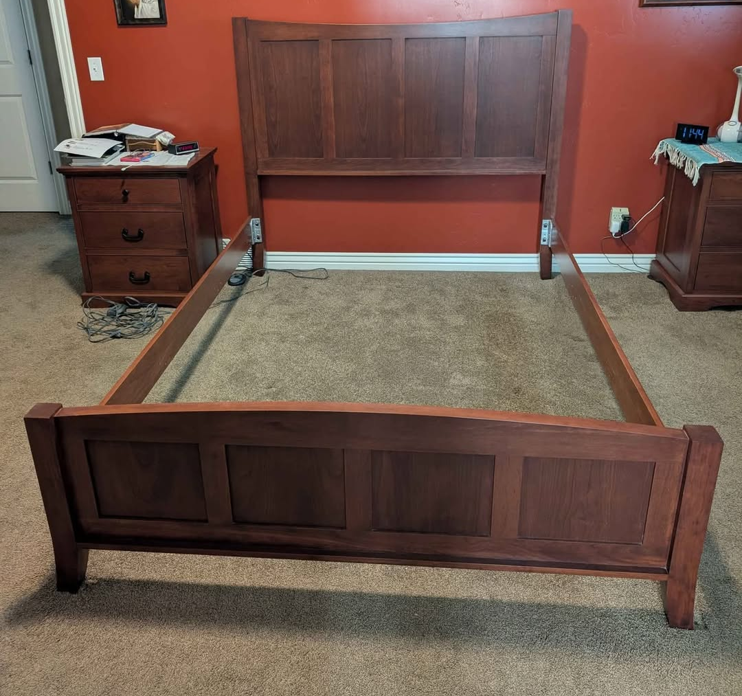 Daniel's Amish Holmes Collection - Antique Cherry Bed Frame - Queen Size
