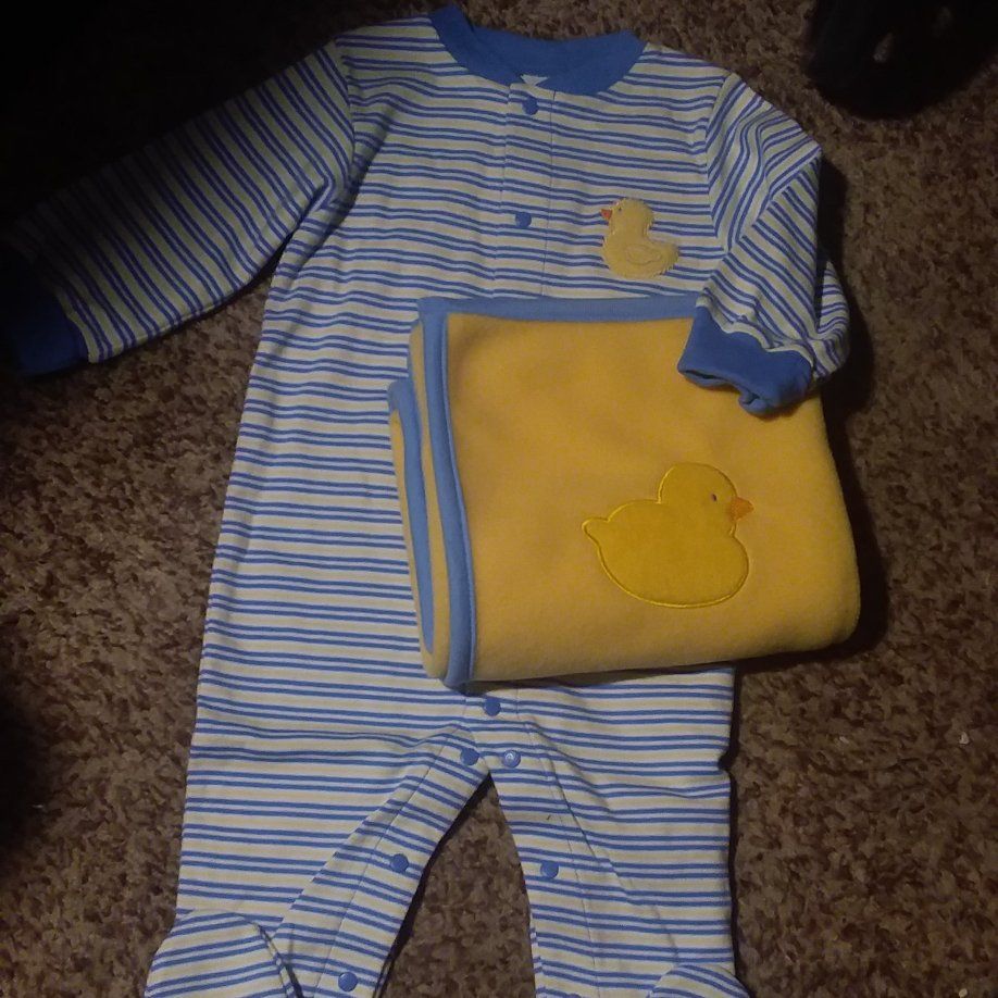 CARTER'S PAJAMAS ...6-9 MONTHS ...+ BLANKET