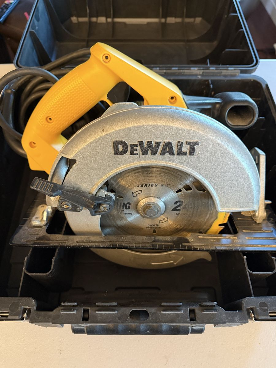 DeWalt 7-1/4" Circular Saw (DW362) – Includes Heavy Duty Hard Case