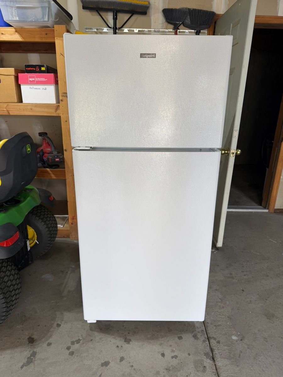 Hotpoint 14.6 cu. ft. Top Freezer Refrigerator - White, 28" W x 61.25" H