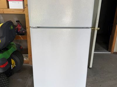Hotpoint 14.6 cu. ft. Top Freezer Refrigerator - White, 28" W x 61.25" H