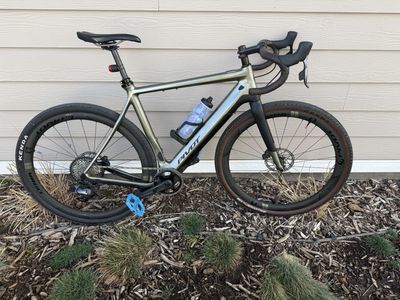 Pivot E-Vault Carbon Large