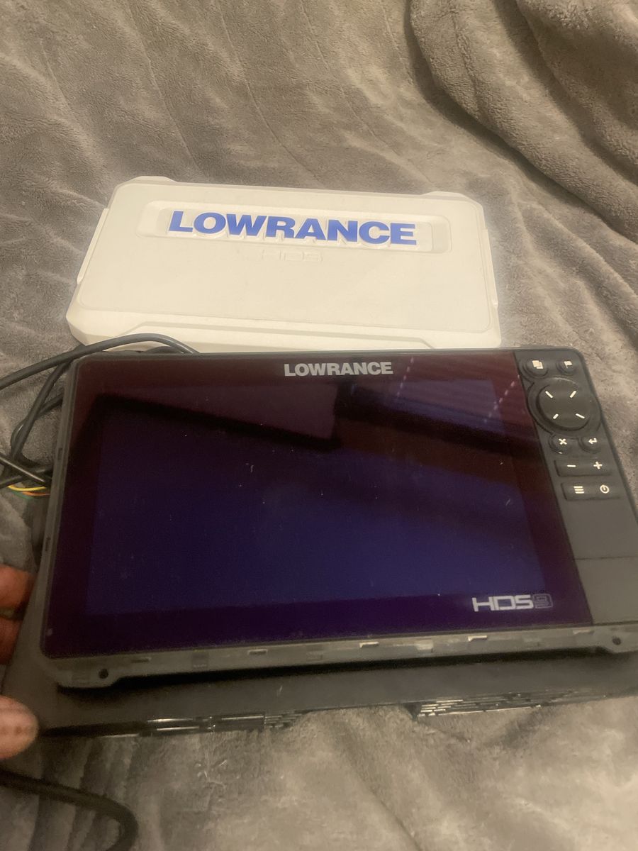 Lowrance HDS 9 Live Fish Finder & Chartplotter with New 3-in-1 Transducer