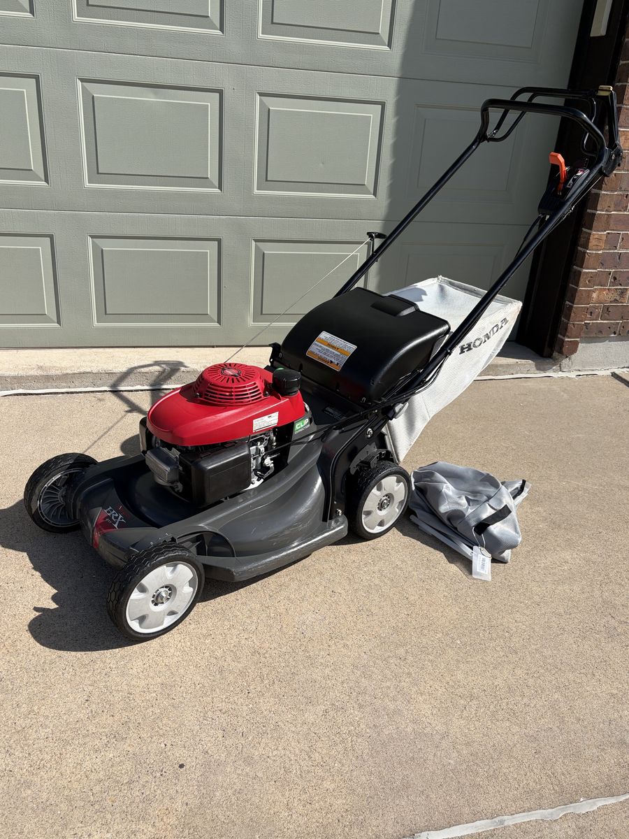 Honda HRX217 Self-Propelled Gas Lawn Mower – Excellent Condition
