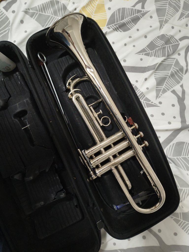 Shiny Nickel Plated Trumpet with Case and 7C Mouthpiece - Playable Condition