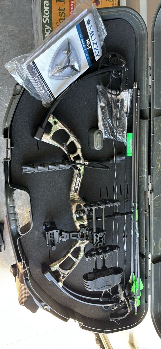 Bear Cruzer compound bow