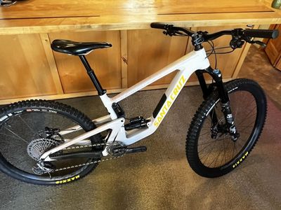 Santa Cruz Carbon Bronson mix wheel Medium. 2024 model