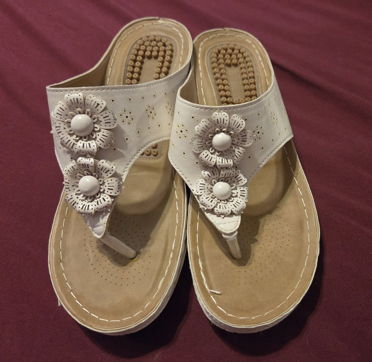 Stylish White Floral Thong Sandals - Women's Size 9 with Massage Insoles
